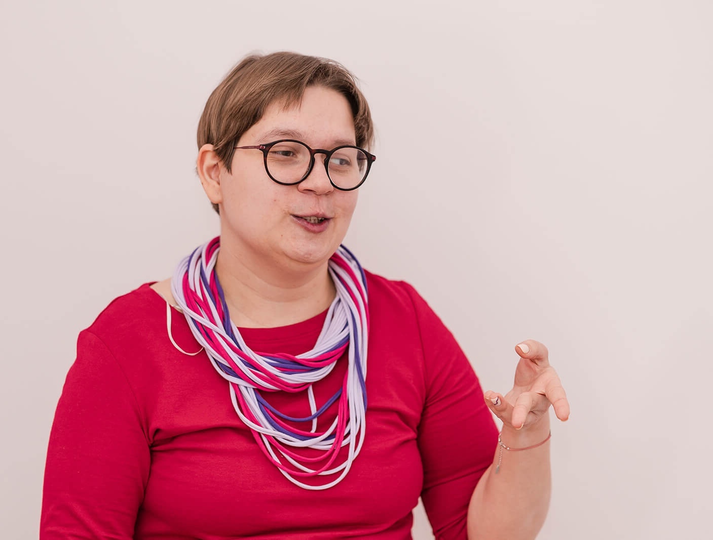 CIAŁORELACJA-portret-uśmiechniętej Kasi-Podstawki w czerwonej bluzce poziomo 2