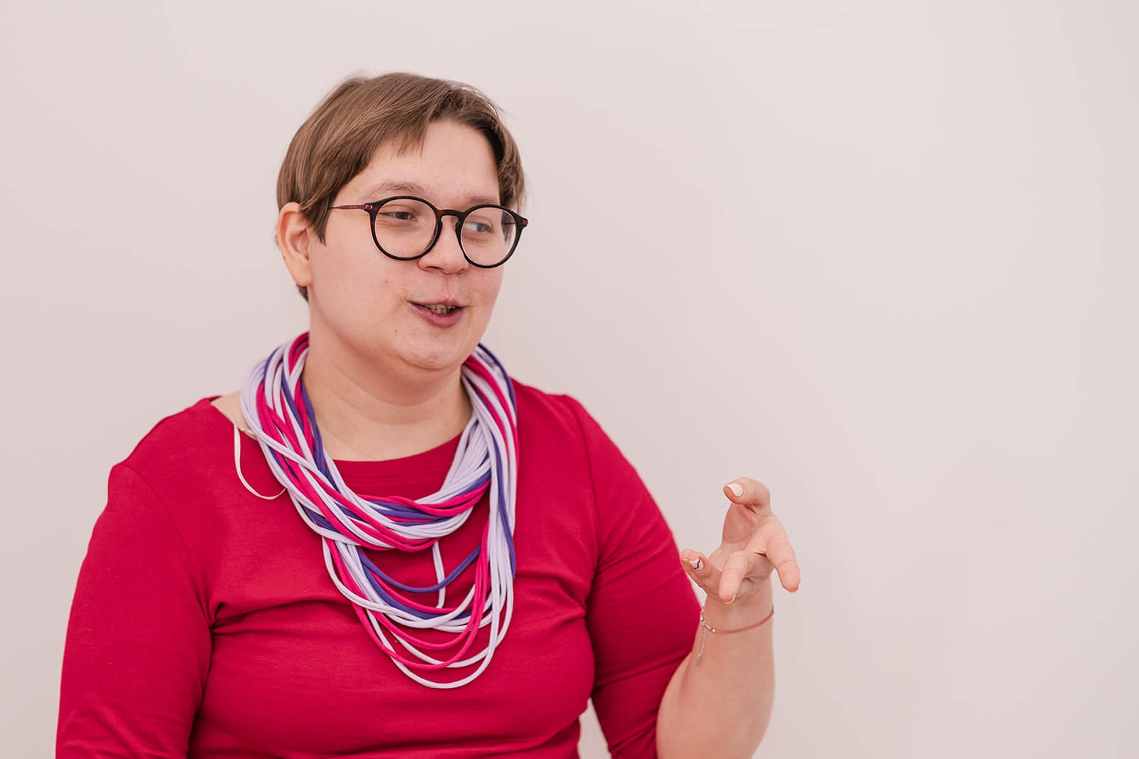 CIAŁORELACJA-portret-uśmiechniętej Kasi-Podstawki w czerwonej bluzce poziomo